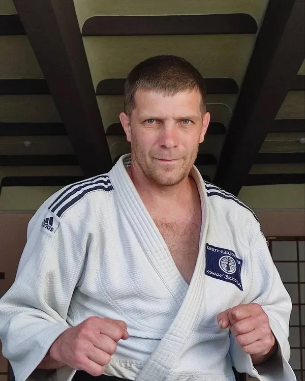 Алексей Викторович Крахмалов в кимоно в боевой стойке