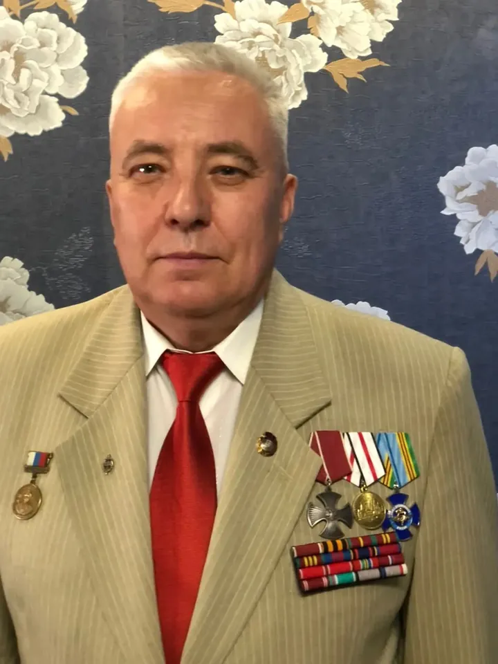 Евгений Васильевич Крупников в костюме с наградами