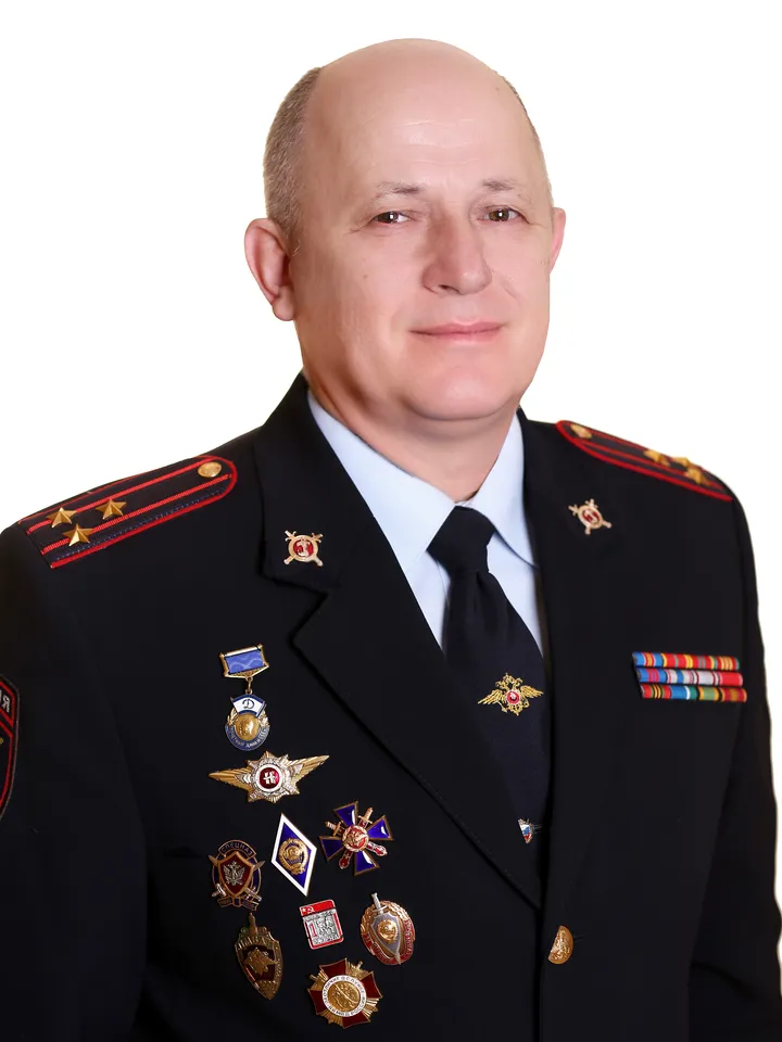 Николай Николаевич Устюжанин в форме полиции с наградами